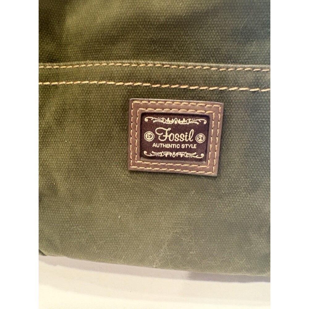 Fossil shoulder bag is made from dark green olive material - Picture 4 of 9